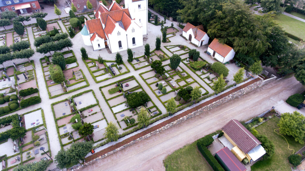 en drönarbild på en kyrka