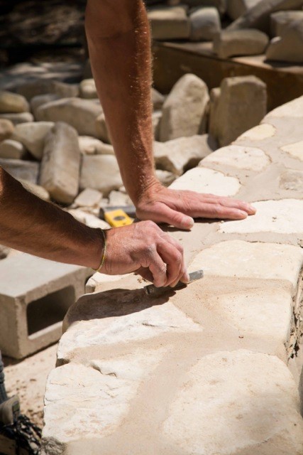 en stenmur beklädd med sandsten