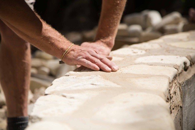 en stenmur beklädd med sandsten