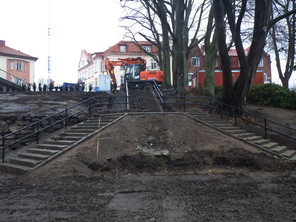 en trappa av blocksteg i granit och en ränndal av gatsten vid tullportsbron i ängelholm