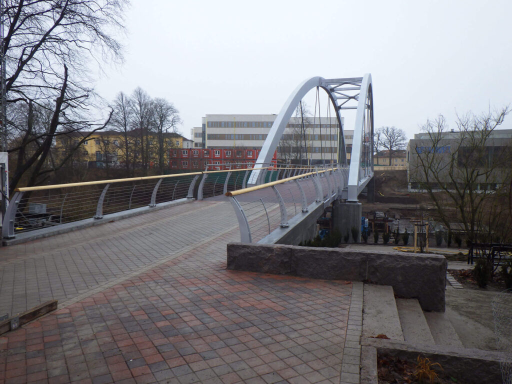 montering av blockstensmur samt läggning av marksten vid en bro