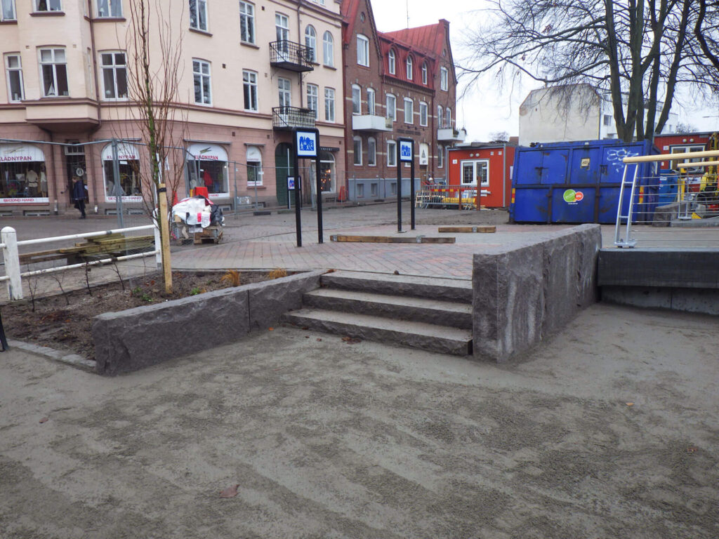 montering av blockstensmur samt läggning av marksten vid en bro